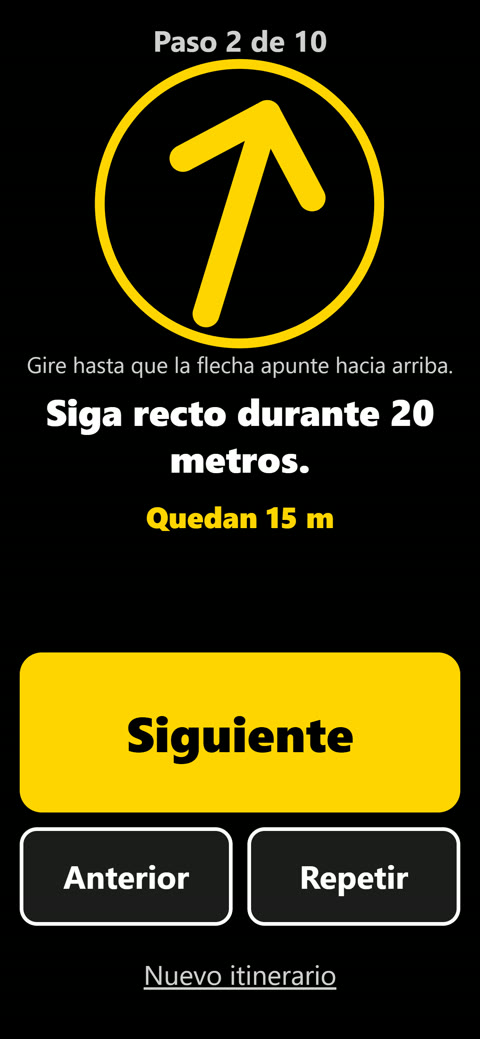 Pantalla del guiado por voz: gran flecha amarilla de la brújula, indicación «Siga recto durante 20 metros», botón Siguiente