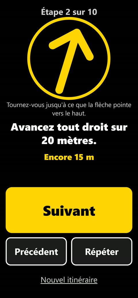 Écran du guidage vocal : grande flèche jaune de la boussole, consigne « Avancez tout droit sur 20 mètres », bouton Suivant